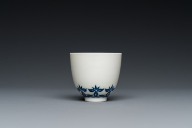 A Chinese blue and white cup with floral design, Kangxi mark, 19/20th C.