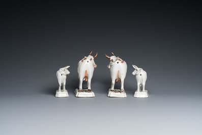 Quatre paires de vaches en fa&iuml;ence de Delft, 18&egrave;me