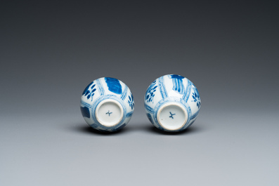 Een paar Chinese blauw-witte vaasjes met dames, Kangxi