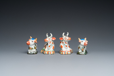 Quatre paires de vaches en fa&iuml;ence de Delft, 18&egrave;me