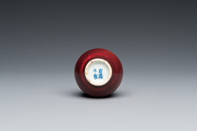Petit vase de forme bouteille en porcelaine de Chine &agrave; &eacute;mail sang de boeuf, marque de Xuande, Qing