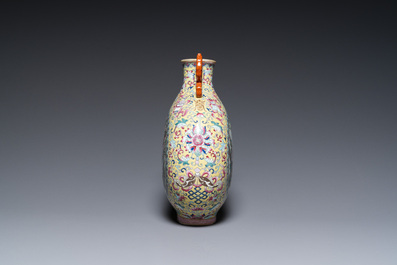 Vase de type 'bianhu' en porcelaine de Chine famille rose, marque de Jiaqing, R&eacute;publique