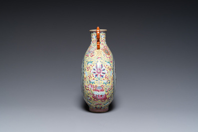 Vase de type 'bianhu' en porcelaine de Chine famille rose, marque de Jiaqing, R&eacute;publique