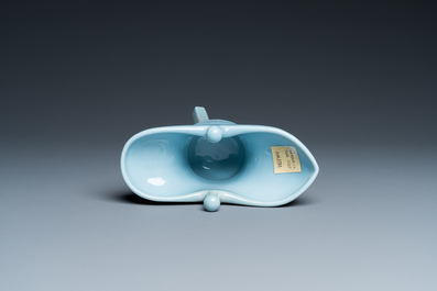 Vase &agrave; vin rituel de type 'jue' en porcelaine de Chine en bleu de lavande monochrome, marque et peut-&ecirc;tre &eacute;poque de Qianlong