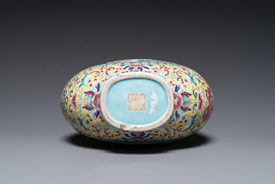 Vase de type 'bianhu' en porcelaine de Chine famille rose, marque de Jiaqing, R&eacute;publique