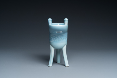 Vase &agrave; vin rituel de type 'jue' en porcelaine de Chine en bleu de lavande monochrome, marque et peut-&ecirc;tre &eacute;poque de Qianlong