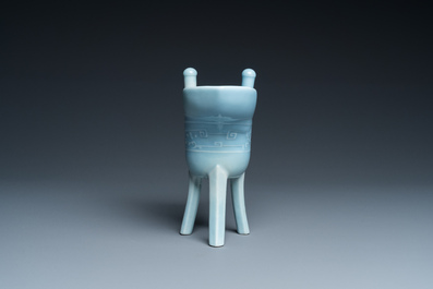 Vase &agrave; vin rituel de type 'jue' en porcelaine de Chine en bleu de lavande monochrome, marque et peut-&ecirc;tre &eacute;poque de Qianlong