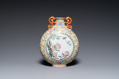 Vase de type 'bianhu' en porcelaine de Chine famille rose, marque de Jiaqing, R&eacute;publique