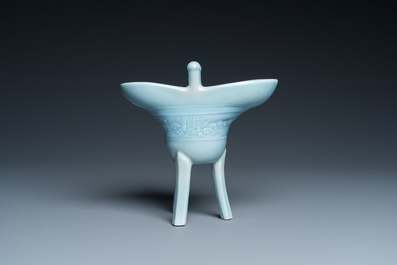 Vase &agrave; vin rituel de type 'jue' en porcelaine de Chine en bleu de lavande monochrome, marque et peut-&ecirc;tre &eacute;poque de Qianlong