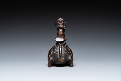 Compte-gouttes en bronze en forme de bixi et son cavalier, Chine, Ming
