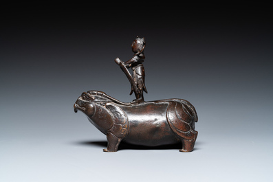 Compte-gouttes en bronze en forme de bixi et son cavalier, Chine, Ming