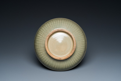 Vase de forme bouteille en porcelaine de Chine c&eacute;ladon monochrome &agrave; d&eacute;cor incis&eacute;, probablement Qianlong