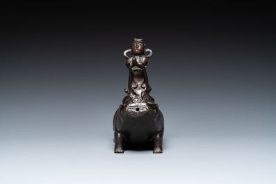 Compte-gouttes en bronze en forme de bixi et son cavalier, Chine, Ming