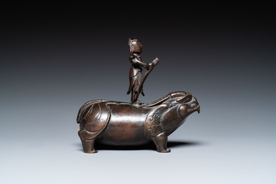 Compte-gouttes en bronze en forme de bixi et son cavalier, Chine, Ming