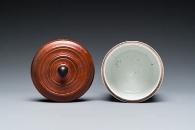 A Chinese famille rose 'Wu Shuang Pu' cup stand and a blue and white 'animals' box, 19th C.