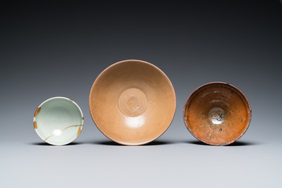 Een Chinese Jian kom, een qingbai kom met kintsugi herstelling en een 'lotus' kom, Song of later