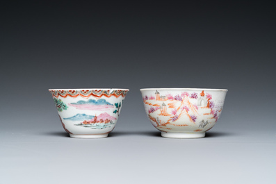 Een Chinees famille rose exportporseleinen bord en twee koppen en schotels, Qianlong