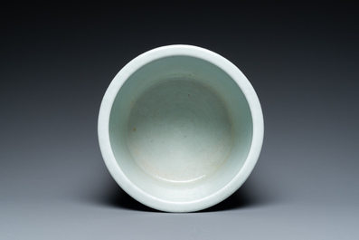 A Chinese blue and white brush pot with a refined landscape, 19th C.