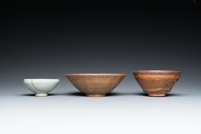 Een Chinese Jian kom, een qingbai kom met kintsugi herstelling en een 'lotus' kom, Song of later