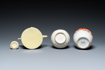 Een Chinese biscuit kalebasvaas, een geel-geglazuurde theepot en een ijzerrode 'feniks' pot, 20e eeuw