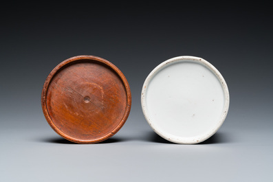 A Chinese famille rose 'Wu Shuang Pu' cup stand and a blue and white 'animals' box, 19th C.