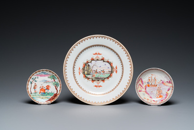 Een Chinees famille rose exportporseleinen bord en twee koppen en schotels, Qianlong