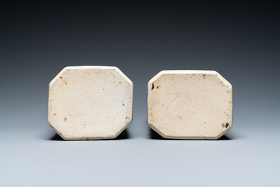 A pair of octagonal Chinese Imari-style flasks, Kangxi
