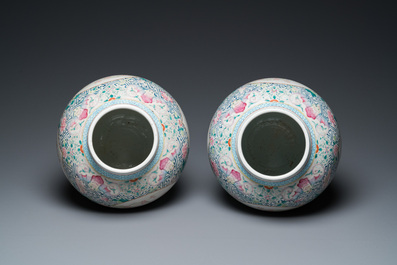A pair of fine Chinese famille rose vases and covers, Qianlong mark, 19th C.