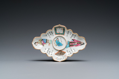 A Chinese famille rose 'Wu Shuang Pu' cup stand and a blue and white 'animals' box, 19th C.