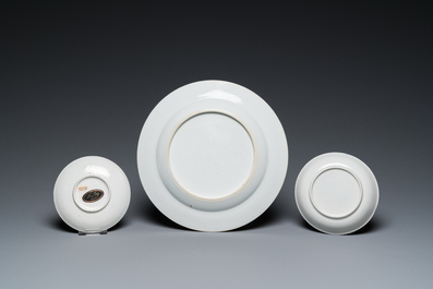 Een Chinees famille rose exportporseleinen bord en twee koppen en schotels, Qianlong