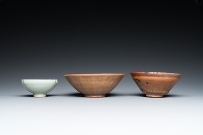 Een Chinese Jian kom, een qingbai kom met kintsugi herstelling en een 'lotus' kom, Song of later