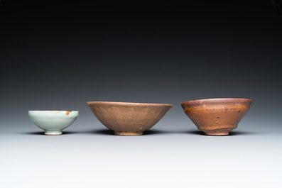 Een Chinese Jian kom, een qingbai kom met kintsugi herstelling en een 'lotus' kom, Song of later