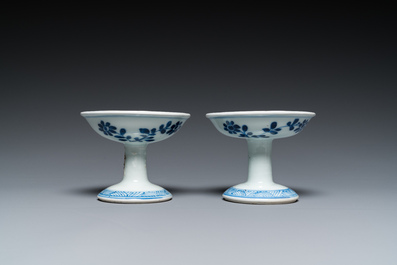 Een paar Chinese blauw-witte stem cups met floraal decor, Kangxi