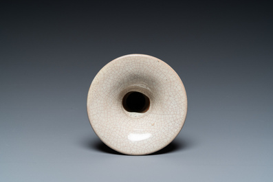Een Chinese archa&iuml;sche 'gu' vaas met craquel&eacute; glazuur, Qing