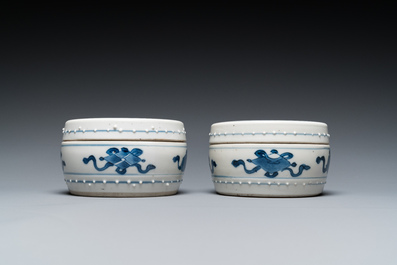 Paire de bo&icirc;tes couvertes en porcelaine de Chine en bleu et blanc &agrave; d&eacute;cor d'antiquit&eacute;s, Kangxi