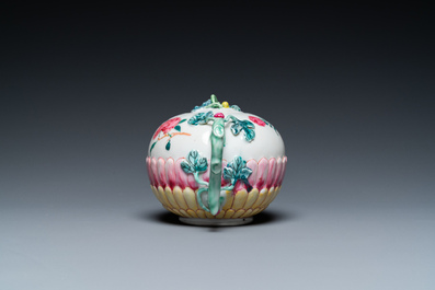 Th&eacute;i&egrave;re couverte en forme de lotus en porcelaine de Chine famille rose, Yongzheng