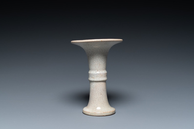 Een Chinese archa&iuml;sche 'gu' vaas met craquel&eacute; glazuur, Qing