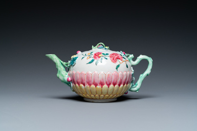 Th&eacute;i&egrave;re couverte en forme de lotus en porcelaine de Chine famille rose, Yongzheng