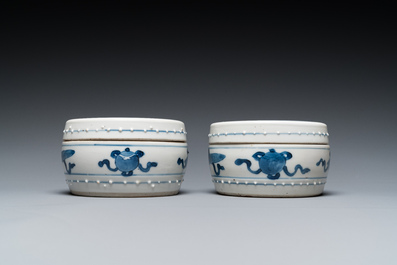 Paire de bo&icirc;tes couvertes en porcelaine de Chine en bleu et blanc &agrave; d&eacute;cor d'antiquit&eacute;s, Kangxi