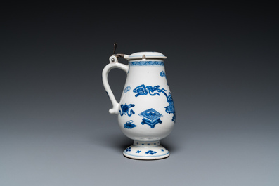 Een Chinese blauw-witte mosterdpot met decor van antiquiteiten, Kangxi