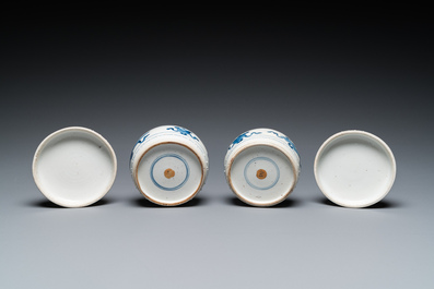 Paire de bo&icirc;tes couvertes en porcelaine de Chine en bleu et blanc &agrave; d&eacute;cor d'antiquit&eacute;s, Kangxi