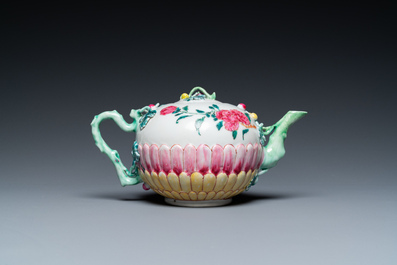 Th&eacute;i&egrave;re couverte en forme de lotus en porcelaine de Chine famille rose, Yongzheng