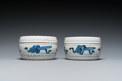 Paire de bo&icirc;tes couvertes en porcelaine de Chine en bleu et blanc &agrave; d&eacute;cor d'antiquit&eacute;s, Kangxi