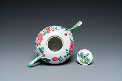 Th&eacute;i&egrave;re couverte en forme de lotus en porcelaine de Chine famille rose, Yongzheng