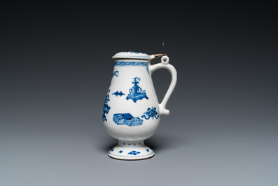 Een Chinese blauw-witte mosterdpot met decor van antiquiteiten, Kangxi