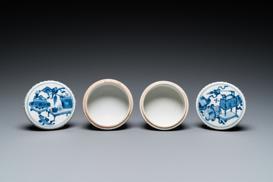 Paire de bo&icirc;tes couvertes en porcelaine de Chine en bleu et blanc &agrave; d&eacute;cor d'antiquit&eacute;s, Kangxi