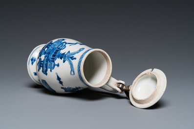Een Chinese blauw-witte mosterdpot met decor van antiquiteiten, Kangxi