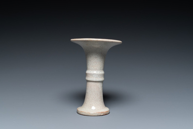 Een Chinese archa&iuml;sche 'gu' vaas met craquel&eacute; glazuur, Qing