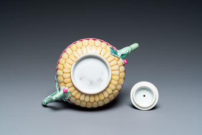 Th&eacute;i&egrave;re couverte en forme de lotus en porcelaine de Chine famille rose, Yongzheng