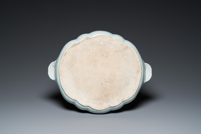 Een groot Chinees blauw-wit dienblad met rocaille handgrepen, Qianlong